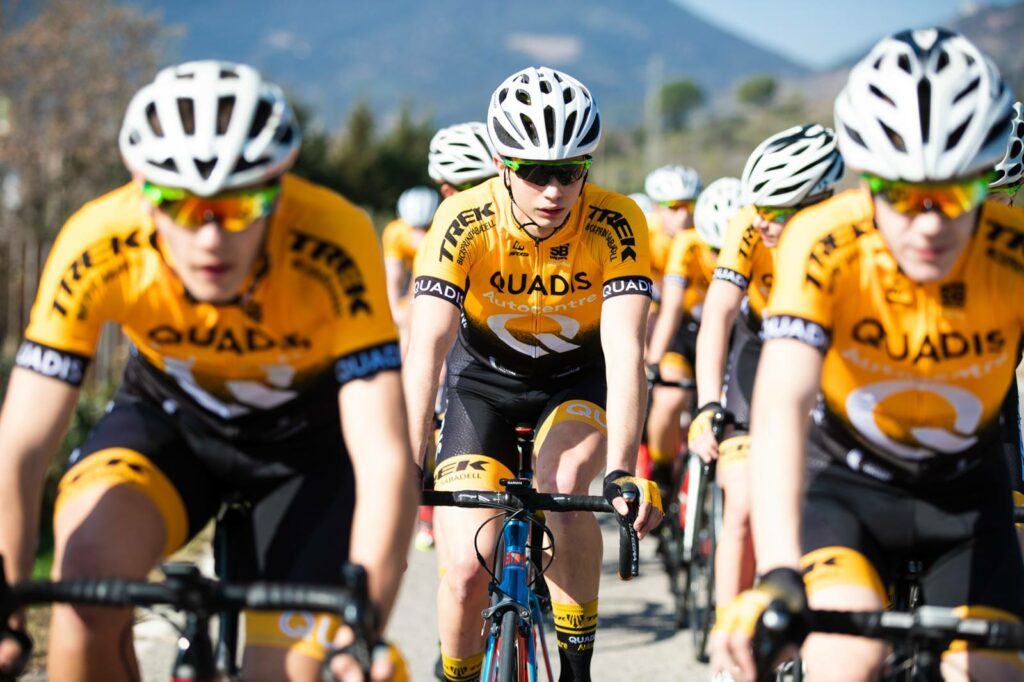 Ciclistas usando gafas de sol deportivas