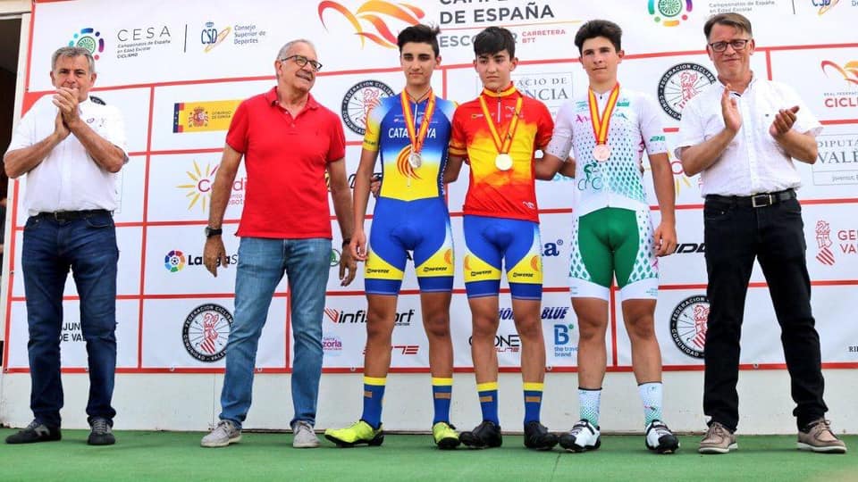 Ciclistas en el podium