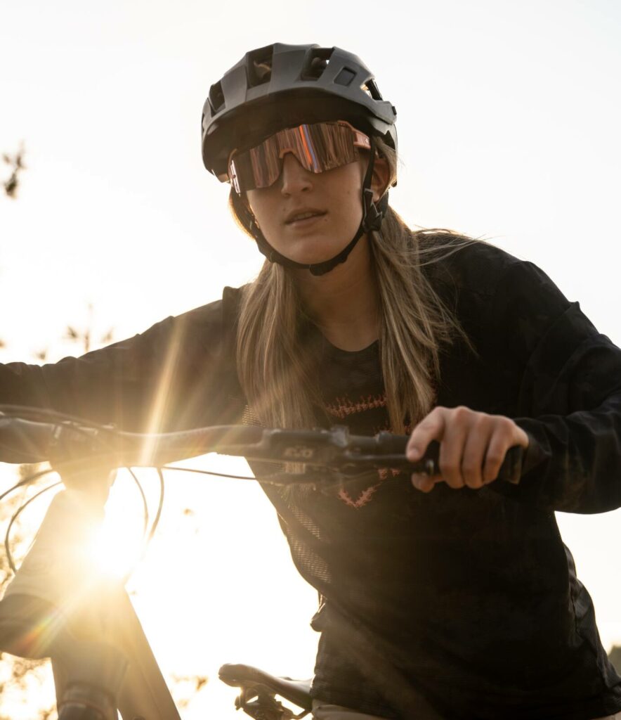 Ciclista utilizando gafas de sol