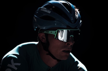 Ciclista utilizando gafas de sol deportivas