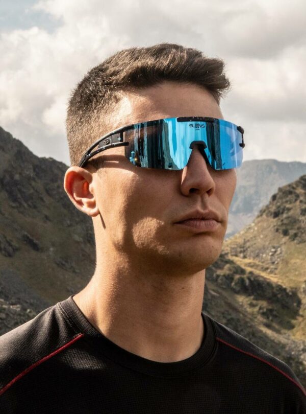 Atleta utilizando gafas de sol running